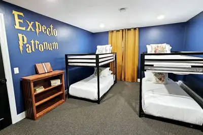 Image de Hollywood Hangout | Arcade Game Room | Movie Theatre | Themed Rooms | Downtown
