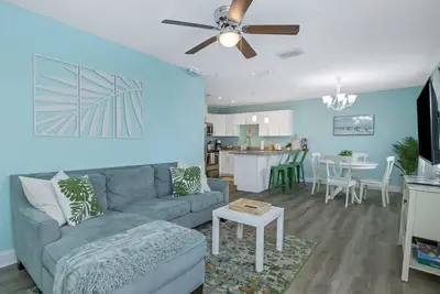 Image de Tranquil Tide| Steps to Beach, Local Charm, Balcony