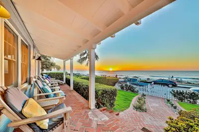 Image de Oceanfront Paradise Dog-Friendly Home with Waterfront Porch, Gas Grill, Hot Tub & Fire Pit!