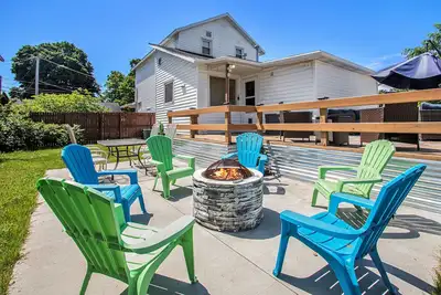 Image de Beautiful Beach-Themed Muskegon Home near Lakes