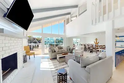 Image de Waterfront home with kayaks, grill, Pac-Man, Ac, balconies, & smart TVs