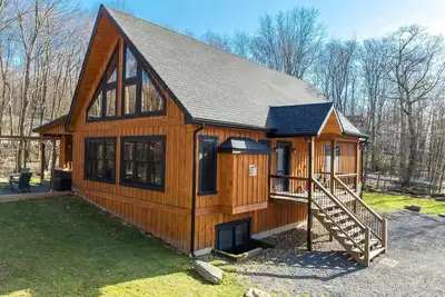 Image de A cabin retreat in Deep Creek that offers a tranquil haven amidst nature