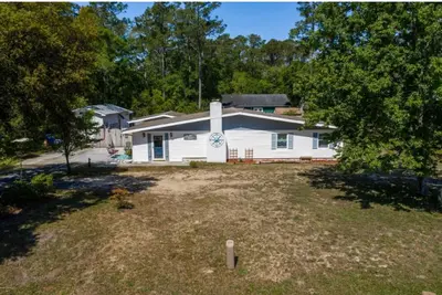 Image de Coastal Charm: Spacious 3-Bedroom Beach Retreat Awaiting Your Arrival