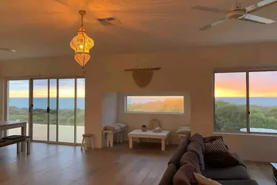 Image de Oceanfront Tranquility: Luxe Modern Retreat