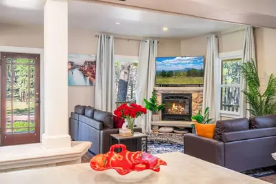 Image de Serene Historic Cottage: Mountain Views, Hot Tub, Fire Pit, Fireplace, Snowbowl