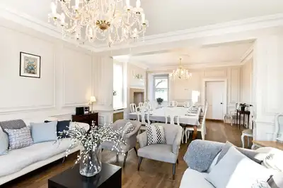 Image de Cliff House overlooking Monsal Head, near Bakewell. Sleeps up to 32 guests.
