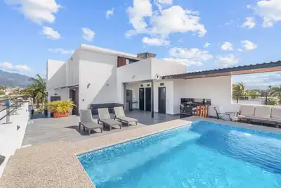 Image de well located Apartment with pool and private Terrace, overlooking The city.