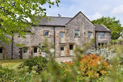 Image de Traditional stone barn in the pretty village of Wetton, close the Manifold Valley.