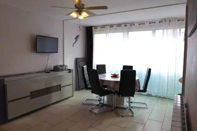 Image de T2 rénové, climatisé, proche plage, terrasse, parking, animaux Ok