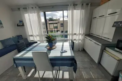 Image de Appartement climatisé 2 pièces, piscine, parking privé, à 500m de la plage