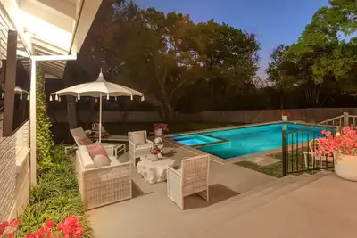 Image de **New** Downtown House | Heated Pool | Hot Tub | Ping Pong | 10 Beds