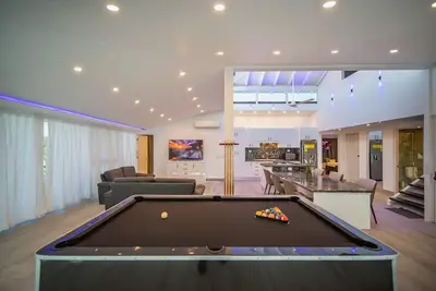 Image de Penthouse de luxe 3br, à 300 m de la plage!