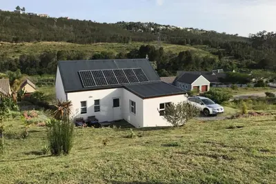 Image de Stylish Country Cottage with solar panels in Knysna