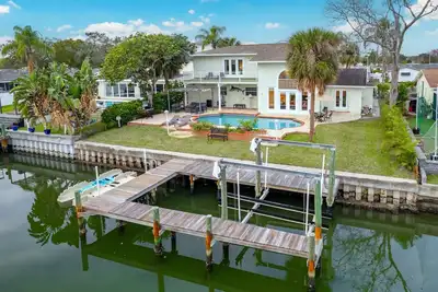 Image de Cocoon Island Villa – Luxury 5 Bdr Waterfront Home w/ kayaks & hottub