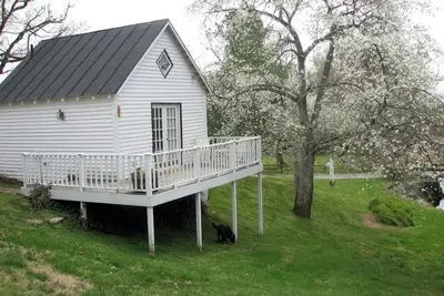 Image de Carriage House. . cozy cottage located at our winery at the base of Old Rag Mtn.
