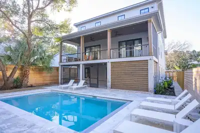 Image de New Home, New Pool, 5 bedrooms and a Magnificent Location!