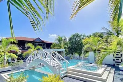 Image de ImagĂnate en Esta Preciosa Villa con Piscina Privada