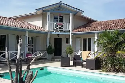 Image de Andernos Belle maison, piscine chauffée, 8 couchages, libre\n12-26 Jul