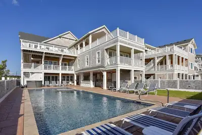 Crew Quarters -- 16br Oceanfront with Elevator, Pool and More!