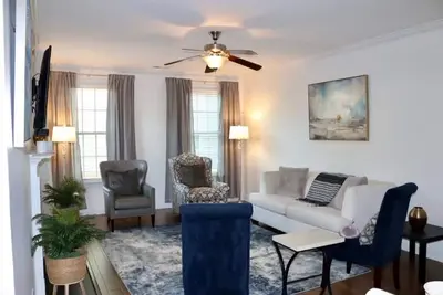 Image de Convenient Remote-friendly suburban oasis!
