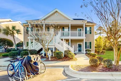 Image de 1st-floor corner condo with water view, on-site pool, & screened patio