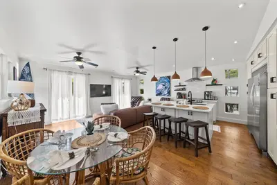 Image de Ka'a'awa Hale by Gather: Home Near Beach & Kualoa Ranch w/ Lanais & Ocean View