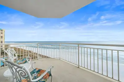 Image de Palacio 801: Stunning Corner Unit with Wraparound Balcony