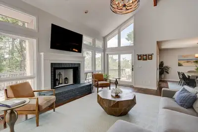 Image de Kiawah Retreat with Marsh View and Marsh Island Park Backyard