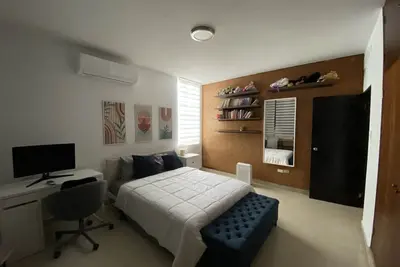 Image de Mid Century Home ten min from airport w garage and fast wifi.