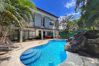 Image de Private Yard with Pool and Waterfall - Sleeps 8