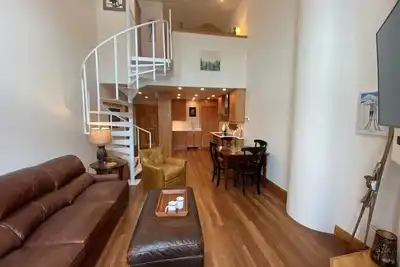 Image de East Village one bedroom plus loft, two bath, 150 yards to Super Bee lift.