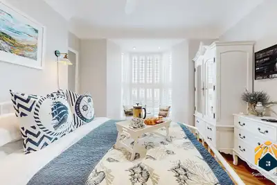 Image de Mumbles Cottage - On the Beach\n