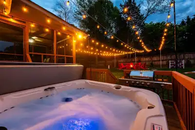 Image de Southern Comfort Getaway: hot tub-theater-game room-fire pit-yard games