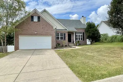 Image de Newly remodeled, a great place with a large backyard.