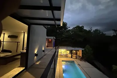 Image de Enjoy privacy and nature in this open concept home and relaxing pool. \n