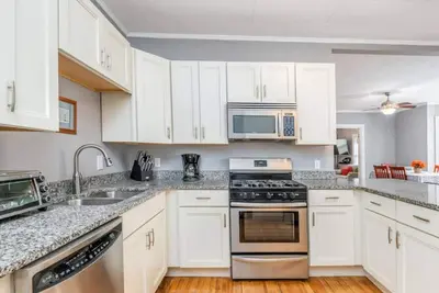 Image de Spacious 4br, Walk to Downtown & Pier, Sleeps 10