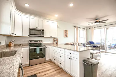 Image de Brand New! Deerfield house with covered boat slip!