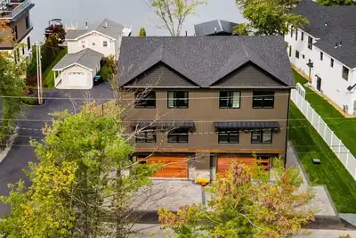 Image de Modern Winnisquam Lake House sleeps 10  Jacuzzi & Boat Slip