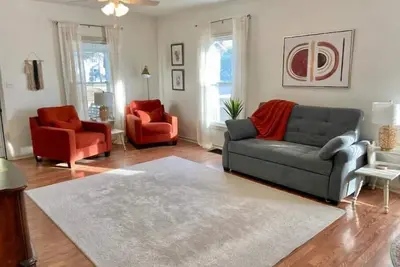 Image de Farmer’s Market Bungalow- fenced yard w\/ fire pit