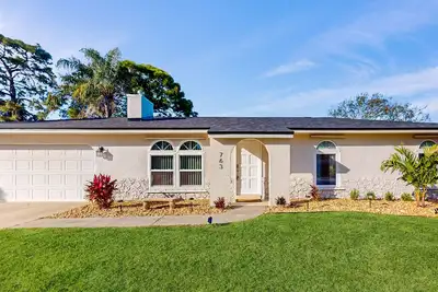 Image de Snowbird-friendly home with open layout, enclosed yard, smart Tv, Ac, & W/D