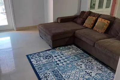 Image de Tranquil 3 bedroom, very relaxing 5 mins from the beach, grocery store and gym.