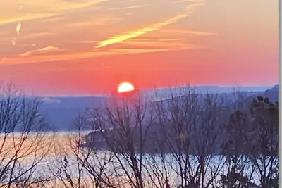 Image de Magnificent Lake View Retreat: Outdoor Luxury, & Premium Comfort for 8 guests!