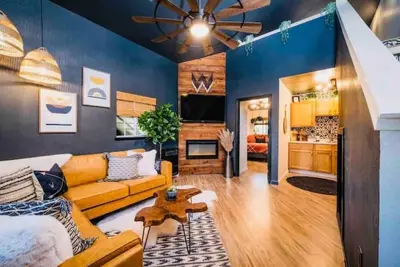 Image de Compass East! A Boho Bungalow • Fast Wi-Fi • A/C