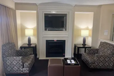 Image de Enjoy Williamsburg from your modern 4br/4ba at Greensprings Resort. Great value.