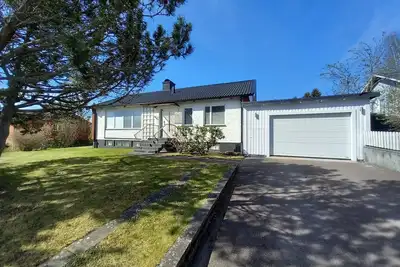Image de Villa Lärkvägen - Gemütliches neu Renoviertes Ferienhaus mit Sauna, 200m vom See