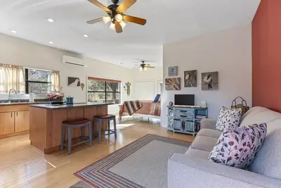 Image de A Far West Nest - Perfect for Birders!