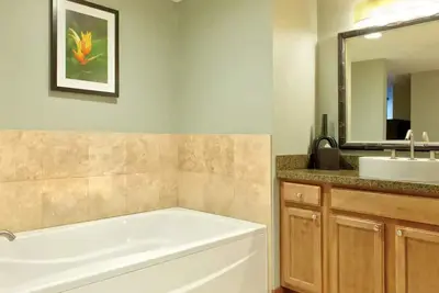 Image de 2 Bedroom Deluxe Lower Level - Full Kitchen - Waikiki Beach Walk\nAUG 17 to 24