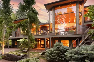 Image de Amazing home with incredible indoor and outdoor space.