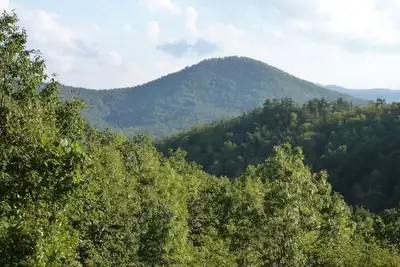 Image de Farside Cabin\nSecluded mountain top getaway with mountain views & rustic charm
