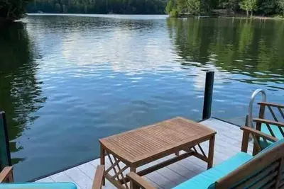 Image de Secluded Lake House w\/Game Room, Dock, Kayaks, Paddleboards, Porches, Firepits